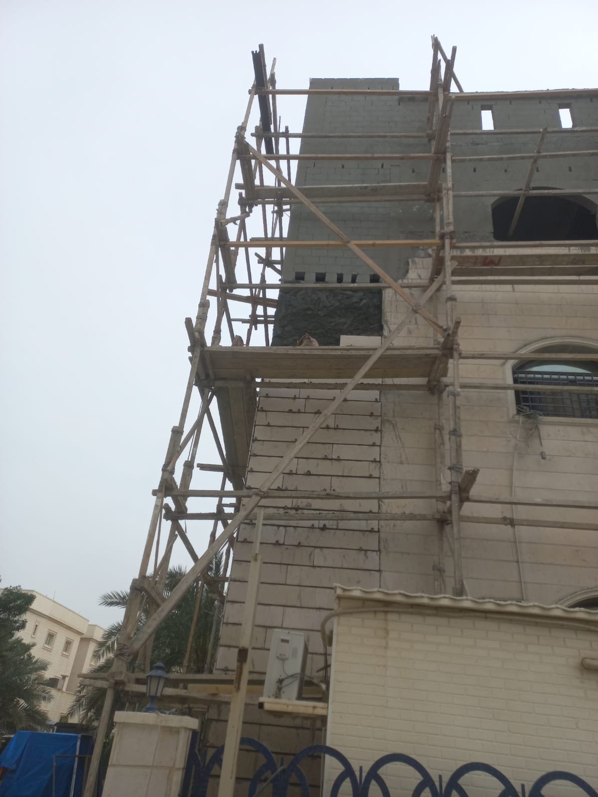 تركيب حجر على الواجهة